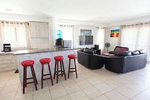 Apartment, 2 Bedrooms (Apenas TransferĂȘncia BancĂĄria) | Private kitchen | Fridge, microwave, oven, stovetop