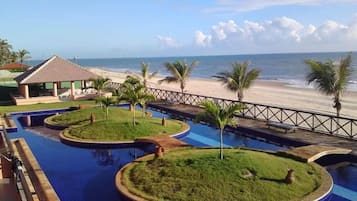 2 albercas al aire libre