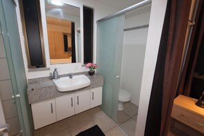 Appartement, 2 chambres (Apenas TransferĂȘncia BancĂĄria) | Salle de bain | Douche, sĂšche-cheveux, serviettes fournies