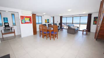 Cobertura, 2 quartos (Apenas Transferência Bancária) | Área de estar | TV de tela plana, DVD player