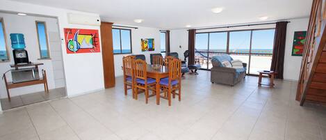 Cobertura, 2 quartos (Apenas Transferência Bancária) | Área de estar | TV de tela plana, DVD player