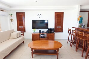 Leilighet, 2 soverom (Apenas Transferência Bancária) | Oppholdsområde | Flatskjerm-TV og DVD-spiller