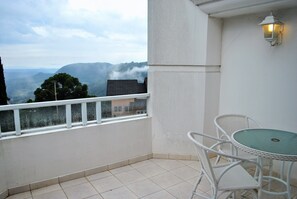 Apartamento luxo, 2 quartos, 2 banheiros, vista para a montanha | Sacada