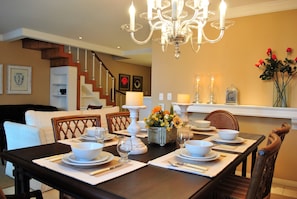 Deluxe Apartment, 2 Bedrooms, 2 Bathrooms, Mountain View | In-room dining