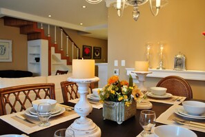 Apartamento luxo, 2 quartos, 2 banheiros, vista para a montanha | Opções para refeição no quarto