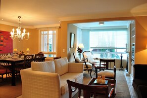 Deluxe Apartment, 2 Bedrooms, 2 Bathrooms, Mountain View | Living room - Duplex Bela Vista - 008 (Gramado)