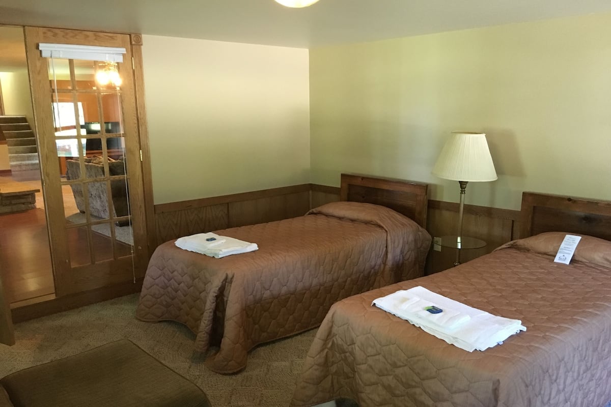 Comfort House, 5 Bedrooms (Birches Home) | 1 bedroom, desk