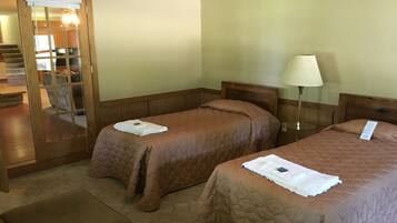 Nhà tiện nghi đơn giản, 5 phòng ngủ (Birches Home) | 1 phòng ngủ, bàn