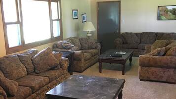 Nhà tiện nghi đơn giản, 5 phòng ngủ (Birches Home) | Khu phòng khách | TV màn hình phẳng, các kênh phim phải trả tiền