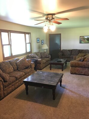 Maison Confort, 5 chambres (Birches Home) | Coin séjour | Télévision à écran plat, films à la carte