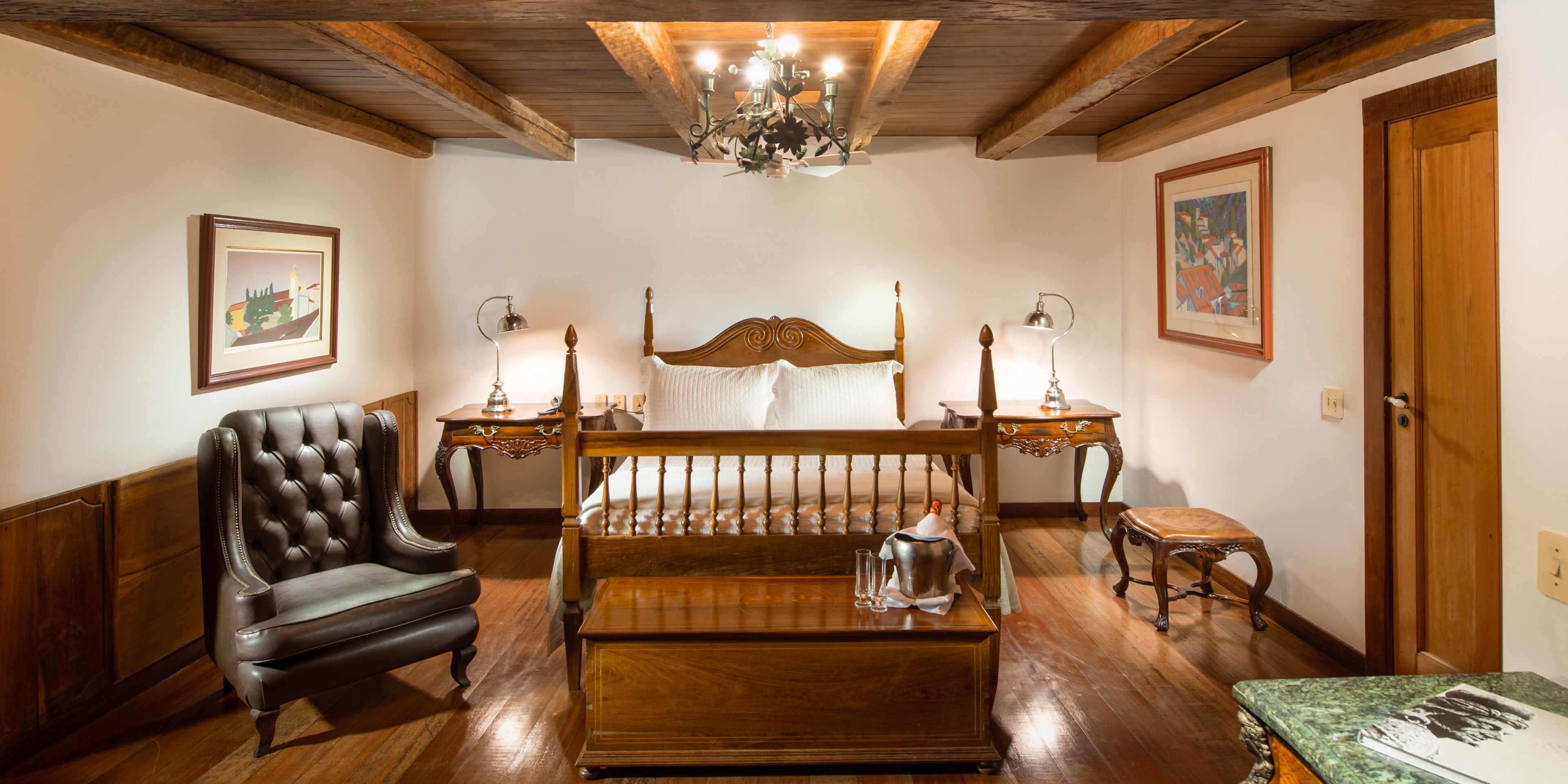 Junior Room | Minibar, in-room safe, desk, iron/ironing board