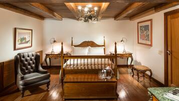 Habitación junior | Minibar, caja fuerte, escritorio y tabla de planchar con plancha