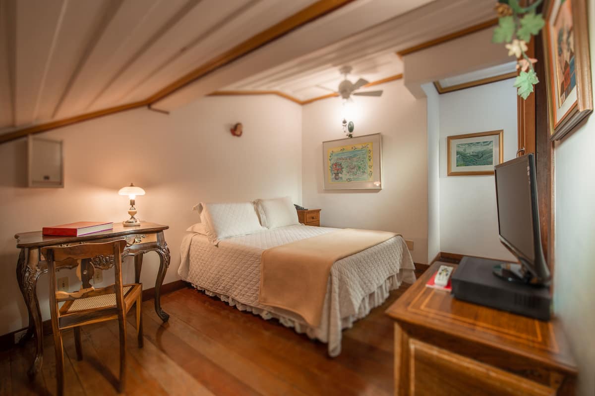 Junior Room | Minibar, in-room safe, desk, iron/ironing board