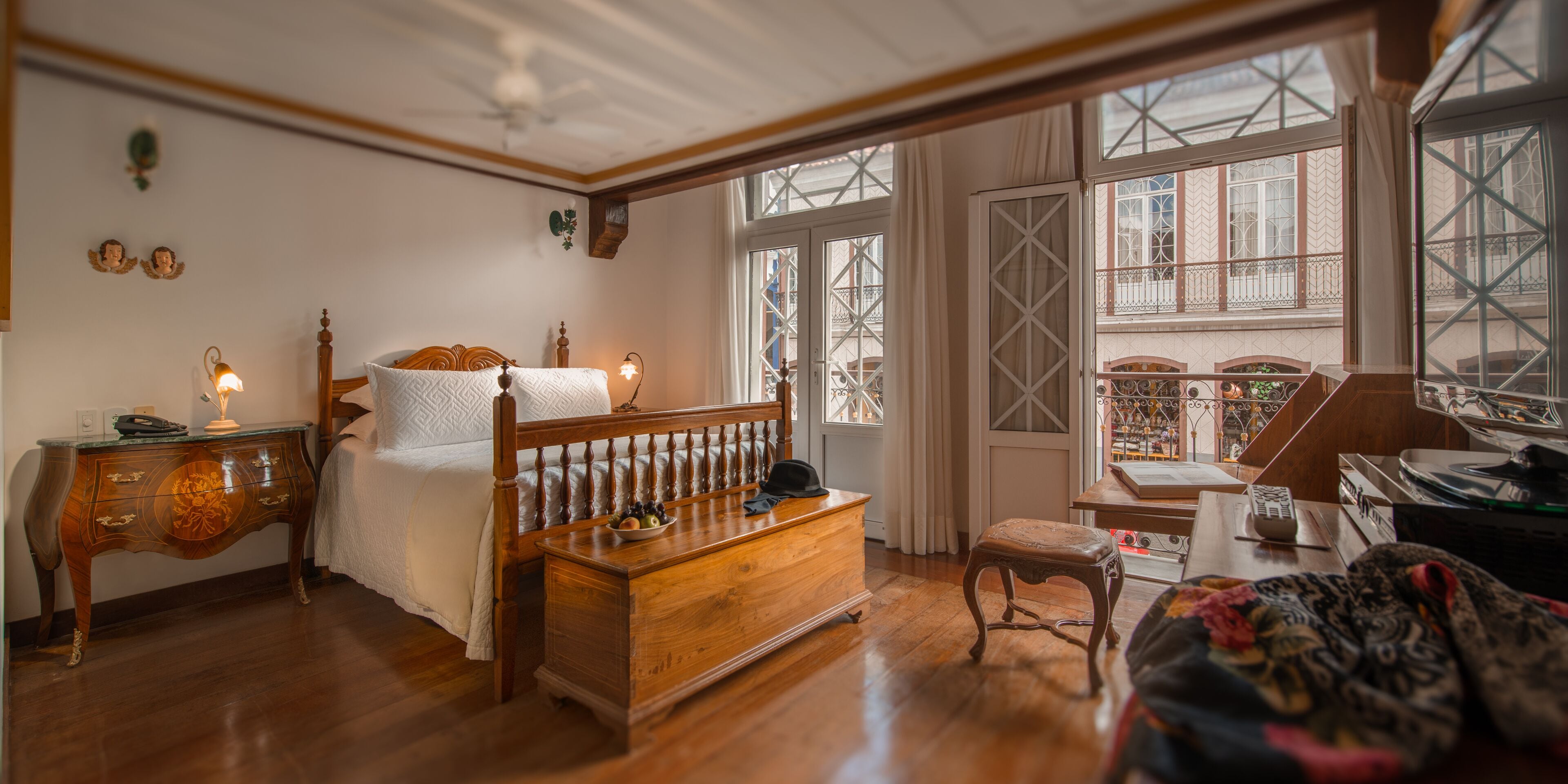 Executive Room | Minibar, in-room safe, desk, iron/ironing board