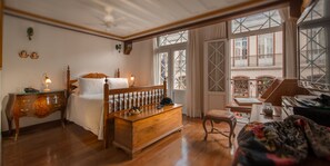 Executive Room | Minibar, in-room safe, desk, iron/ironing board - Pousada do Mondego (Ouro Preto)