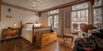 Minibar, caja de seguridad en la habitación y escritorio 