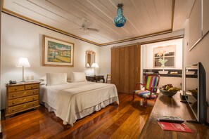 行政客房 | 迷你吧、客房内保险箱、办公桌、熨斗/熨板