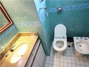 A bathroom with a sink, toilet, and bidet. - GoHouse Visconde 802 (Rio de Janeiro)