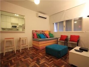 Apartamento standard, 3 quartos | Área de estar