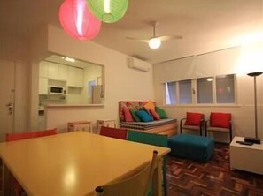 Apartamento standard, 3 quartos | Sala de estar