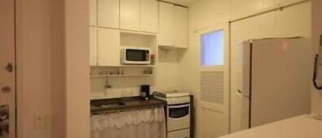 Apartamento standard, 3 quartos | Cozinha americana privada | Geladeira, micro-ondas, fogão, cooktop