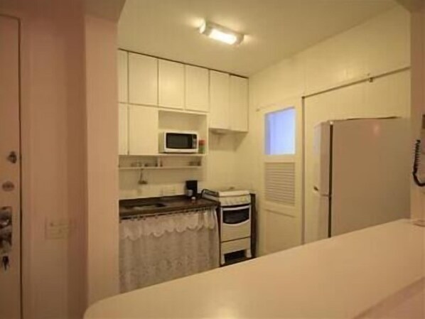 Apartamento standard, 3 quartos | Cozinha americana privada | Geladeira, micro-ondas, fogão, cooktop