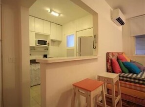 Apartamento standard, 3 quartos | Cozinha privada | Geladeira, micro-ondas, fogão, cooktop
