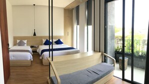 Een moderne hotelkamer met twee bedden, een balkon en grote ramen.