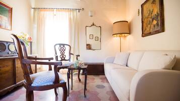 Suite (Le Stanze del Vescovo) | Woonkamer | Flatscreentelevisie