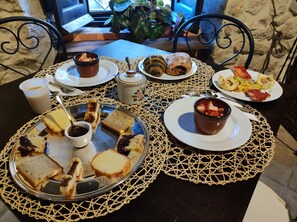 Free daily buffet breakfast - Nena' al Borgo Castello (Pico)