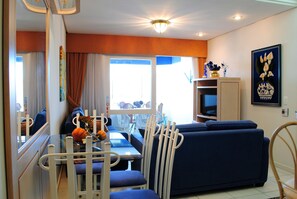 Appartement, uitzicht op bergen, uitzicht op gebergte | Dineren op de kamer