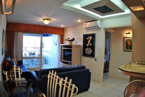 Apartamento, vista para a montanha, ao lado da montanha | Sala de estar | TV