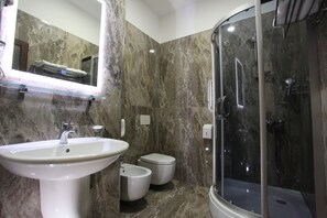 Tripla Standard | Bagno | Set di cortesia gratuito, asciugacapelli, pantofole, bidet