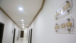 Un pasillo con señalización clara que indica los números de habitación 202 y 218, y 219 y 224.