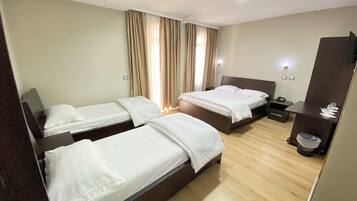 Quarto quádruplo standard | Escrivaninha, quartos à prova de som, ferros/tábuas de passar roupa