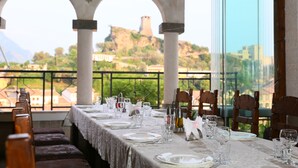 Mesa lista para una comida con vistas a un paisaje montañoso.