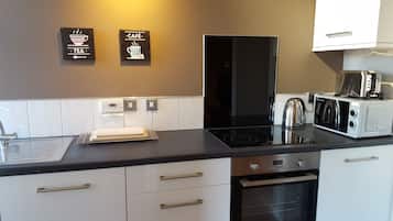 Apartment, 2 Bedrooms | Private kitchen | Fridge, microwave, oven, stovetop