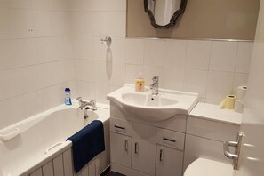 Appartement, 2 slaapkamers | Badkamer | Een douche, handdoeken