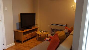 Apartment, 2 Bedrooms | Living area