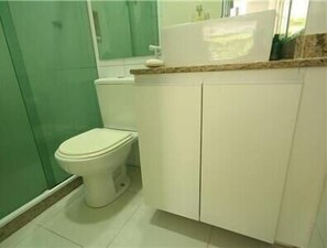 Căn hộ Tiêu chuẩn, 1 phòng ngủ | Phòng tắm | Buồng tắm vòi sen, khăn tắm 