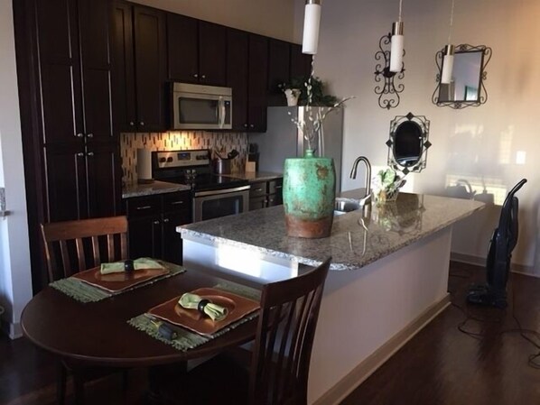 Standard Apartment, 2 Bedrooms | Private kitchen | Fridge, microwave, oven, stovetop - Music Row 626 (Nashville)