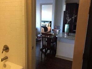 Flat-screen TV, DVD player - Music Row 626 (Nashville)