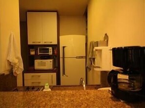 Geladeira, micro-ondas (mediante solicitação), cafeteira/chaleira