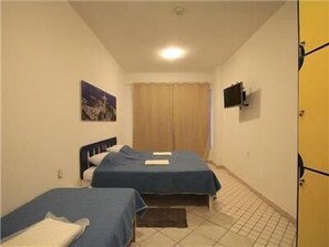 2 dormitorios, escritorio, cortinas opacas
