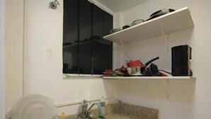 Mesin pembuat kopi/teh dan lemari es