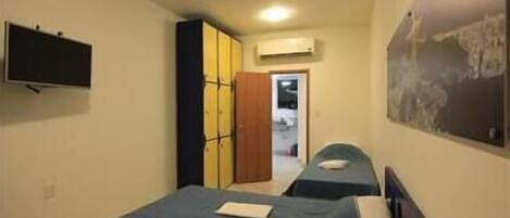 2 多间卧室、办公桌、遮光窗帘