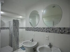 Shower, towels - GoHouse Visconde 204-B (Rio de Janeiro)