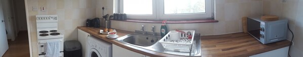 Appartement, 1 chambre | Cuisine privée | Réfrigérateur, micro-ondes (sur demande), four, plaque de cuisson