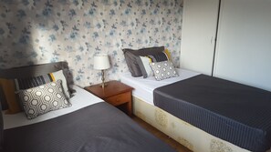 1 bedroom, iron/ironing board, free cribs/infant beds - Dragon - Kennedy Apartment 1 Bedroom Home (Glasgow)