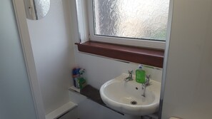 Douche, sĂšche-cheveux, serviettes fournies